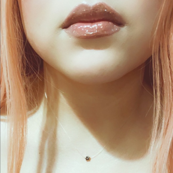 Tiny flower necklace 🌸 - Picture 2 of 4